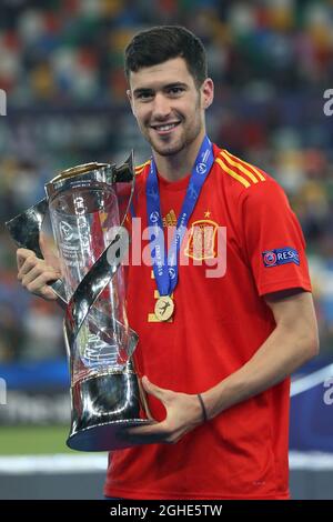 Aaron Caricol di Spagna festeggia con il Trofeo dei vincitori durante la partita UEFA Under-21 Championship allo Stadio Friuli. Data foto: 30 giugno 2019. Il credito d'immagine dovrebbe essere: Jonathan Moscrop/Sportimage via PA Images Foto Stock