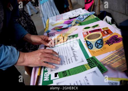 Un attivista prepara la firma del suo falso certificato di morte prima di partecipare alla manifestazione "Die-in". Il gruppo di autoorganizzazione Westminster Rebellion ha organizzato un "Welcome Back to Parliament" e un "Die-in", Alle Camere del Parlamento di Londra per accogliere i deputati dopo la pausa estiva e ricordare loro che la ribellione di Westminster non è scomparsa, né il clima e l'emergenza ecologica, né la necessità di prendere sul serio la COP26 e la futura legislazione. (Foto di Loredana Sangiuliano/SOPA Imag/Sipa USA) Foto Stock