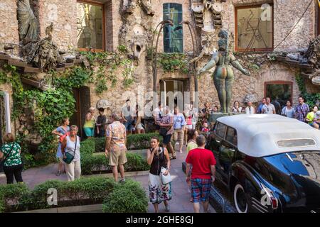 Teatro e Museo Dalí a Figueres, Spagna. Luglio 2018. I turisti si impegnano con le opere di Dalí nel suo museo che contiene la più grande collezione del suo ma Foto Stock