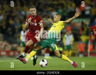 Jordan Henderson di Liverpool affrontata da Moritz Leitner di Norwich City durante la partita della Premier League ad Anfield, Liverpool. Data foto: 9 agosto 2019. Il credito dovrebbe essere: Andrew Yates/Sportimage via PA Images Foto Stock