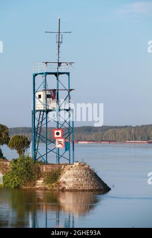 Torre di controllo del traffico costiero con segnaletica di navigazione. Fiume Danubio, Ruse, Bulgaria Foto Stock
