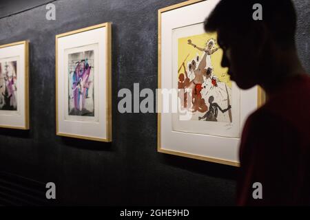 Teatro e Museo Dalí a Figueres, Spagna. Luglio 2018. I turisti si impegnano con le opere di Dalí nel suo museo che contiene la più grande collezione del suo ma Foto Stock