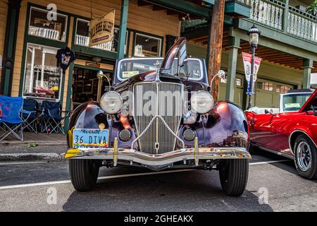 Virginia City, NV - 30 luglio 2021: 1936 Ford Model 68 Deluxe Club Cabriolet ad una mostra di auto locale. Foto Stock