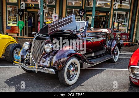 Virginia City, NV - 30 luglio 2021: 1936 Ford Model 68 Deluxe Club Cabriolet ad una mostra di auto locale. Foto Stock