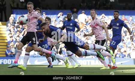 Olivier Giroud di Chelsea libera la palla da Jamie Vardy di Leicester City durante la partita della Premier League a Stamford Bridge, Londra. Data foto: 18 agosto 2019. Il credito dovrebbe essere: Simon Bellis/Sportimage via PA Images Foto Stock