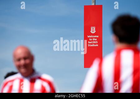 I tifosi arrivano prima della partita del campionato Sky Bet al Bet365 Stadium di Stoke. Data foto: 24 agosto 2019. Il credito dell'immagine dovrebbe leggere: Harry Marshall/Sportimage via PA Images Foto Stock