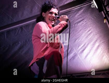 Jordan Gray, National Comedy Awards Breakthrough comedian of 2023, Pride List 2023, Garden Gradings, Comedy Gala, Essex © Clarissa Debenham / Alamy Foto Stock