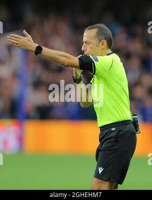 L'arbitro Cuneyt Cakir premia una penalità dopo un controllo con il VAR durante la partita della UEFA Champions League a Stamford Bridge, Londra. Data foto: 17 settembre 2019. Il credito dovrebbe essere: Paul Terry/Sportimage via PA Images Foto Stock