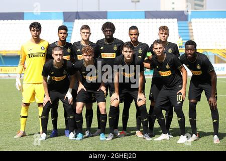 Gli Inter iniziano undici fila per una foto di squadra prima del calcio d'inizio, tornano in fila ( da L a R ); Giacomo Pozzer, Michael Ntube, Lorenzo Pirola, Etienne Youte Kinkoue, Thomas Schiro ed Edoardo Vergani, prima fila ( da L a R ); Jacopo Gianelli, Tibo Persyn, Riccardo Burgio, Sebastiano Esposito e Lucien Agoure durante la partita della UEFA Youth Champions League allo Stadio Ernesto Breda, San Giovanni. Data foto: 17 settembre 2019. Il credito d'immagine dovrebbe essere: Jonathan Moscrop/Sportimage via PA Images Foto Stock