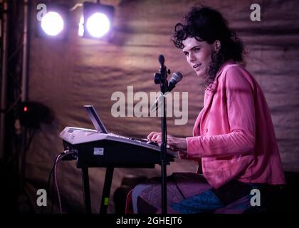 Jordan Gray, National Comedy Awards Breakthrough comedian of 2023, Pride List 2023, Garden Gradings, Comedy Gala, Essex © Clarissa Debenham / Alamy Foto Stock