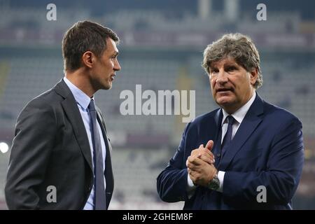 L'ex difensore dell'AC Milano e dell'Italia Paolo Maldini parla con Antonio Comi Direttore Generale del Torino FC durante la partita della Serie A allo Stadio Grande Torino. Data foto: 26 settembre 2019. Il credito d'immagine dovrebbe essere: Jonathan Moscrop/Sportimage via PA Images Foto Stock