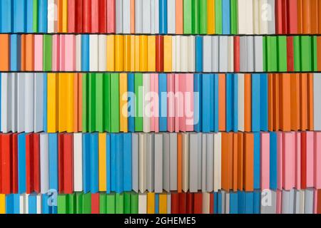 Sfondo colorato. Blocchi di legno su ripiani; colori e forme diversi. Foto Stock