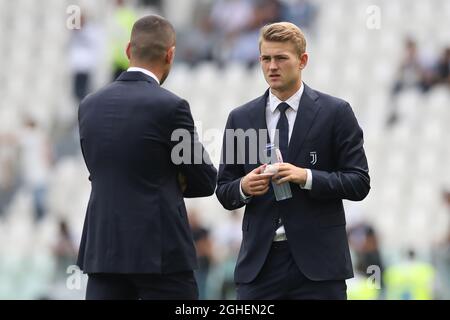 Matthijs De ligt di Juventus parla con il compagno di squadra Merih Demiral prima della Serie A allo Stadio Allianz di Torino. Data foto: 28 settembre 2019. Il credito d'immagine dovrebbe essere: Jonathan Moscrop/Sportimage via PA Images Foto Stock