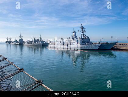 La marina belga Karel Doorman-classe fregata BNS Leopold i, fronte, e la Marina degli Stati Uniti Arleigh Burke-classe cacciatorpediniere missile guidato USS Gridley, ormeggiato lato molo con altre navi NATO prima dell'inizio dell'esercizio Dynamic Mariner 2019 alla Naval Station Rota 7 ottobre 2019 a Rota, Spagna. Foto Stock