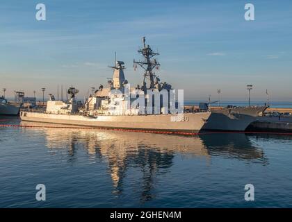 La marina belga Karel Doorman-classe fregata BNS Leopold i, fronte, e la Marina degli Stati Uniti Arleigh Burke-classe cacciatorpediniere missilistico guidato USS Gridley, ormeggiato lato molo alla Naval Station Rota 7 ottobre 2019 a Rota, Spagna. Foto Stock