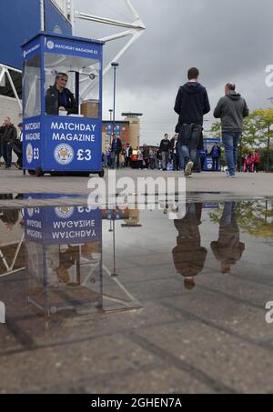 Un venditore di programmi si è riflesso nelle pozzanghere in una giornata bagnata durante la partita della Premier League al King Power Stadium di Leicester. Data foto: 29 settembre 2019. Il credito dovrebbe essere: Darren Staples/Sportimage via PA Images Foto Stock