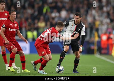 Cristiano Ronaldo di Juventus prende in mano Mitchell Weiser di Bayer Leverkusen mentre Julian Baumgartlinger di Bayer Leverkusen guarda durante la partita della UEFA Champions League allo stadio Juventus di Torino. Data foto: 1 ottobre 2019. Il credito d'immagine dovrebbe essere: Jonathan Moscrop/Sportimage via PA Images Foto Stock