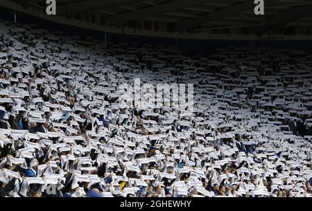 I fan rendono omaggio all'ex presidente della città di Leicester Vichai Srivaddhanaprabha prima della partita della Premier League contro Burnley al King Power Stadium di Leicester. Data foto: 19 ottobre 2019. Il credito dovrebbe essere: Darren Staples/Sportimage via PA Images Foto Stock