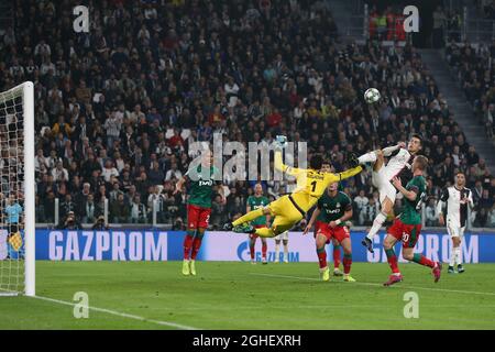 Cristiano Ronaldo di Juventus si scontra con Guilherme di Lokomotiv Mosca durante la partita della UEFA Champions League allo Stadio Allianz di Torino. Data foto: 22 ottobre 2019. Il credito d'immagine dovrebbe essere: Jonathan Moscrop/Sportimage via PA Images Foto Stock