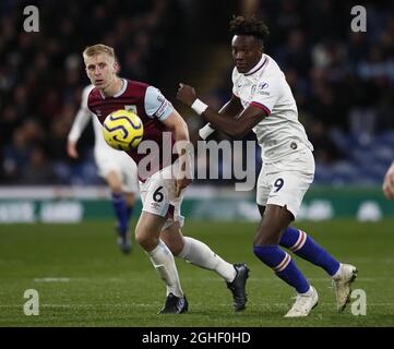 Ben Mee di Burnley e Tammy Abraham di Chelsea durante la partita della Premier League a Turf Moor, Burnley. Data foto: 26 ottobre 2019. Il credito dovrebbe essere: Simon Bellis/Sportimage via PA Images Foto Stock