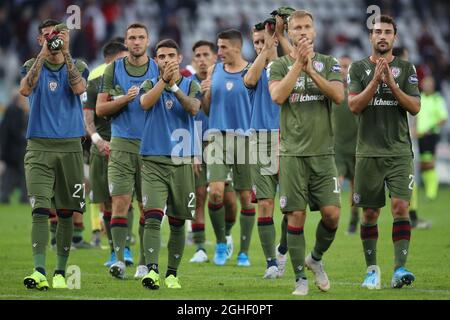 Artur Ionita, Simone Pinna, Ragnar Klavan e Paolo Farago di Cagliari applaudono i tifosi dopo la serie A allo Stadio Grande Torino, Torino. Data foto: 27 ottobre 2019. Il credito d'immagine dovrebbe essere: Jonathan Moscrop/Sportimage via PA Images Foto Stock