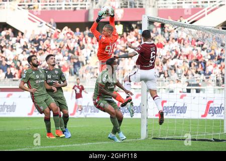 Robin Olsen di Cagliari prende il pallone da un calcio d'angolo davanti ad Armando Izzo del Torino FC, mentre Paolo Farago, Fabio Pisacane e Joao Pedro di Cagliari guardano durante la Serie A allo Stadio Grande Torino, Torino. Data foto: 27 ottobre 2019. Il credito d'immagine dovrebbe essere: Jonathan Moscrop/Sportimage via PA Images Foto Stock