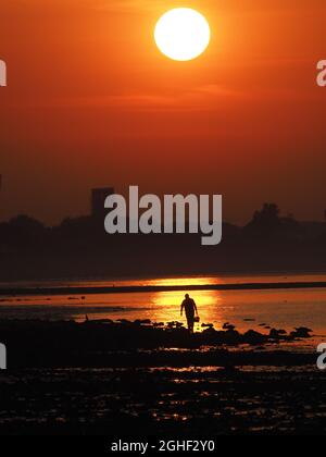 Sheerness, Kent, Regno Unito. 6 settembre 2021. UK Meteo: Tramonto a Sheerness, Kent. Credit: James Bell/Alamy Live News Foto Stock
