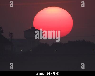 Sheerness, Kent, Regno Unito. 6 settembre 2021. UK Meteo: Tramonto a Sheerness, Kent. Credit: James Bell/Alamy Live News Foto Stock