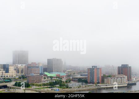 Saint John, NB, Canada - 14 agosto 2021: Nebbia fitta sopra gli edifici nel centro di Saint John. Preso da Fort Howe. Foto Stock