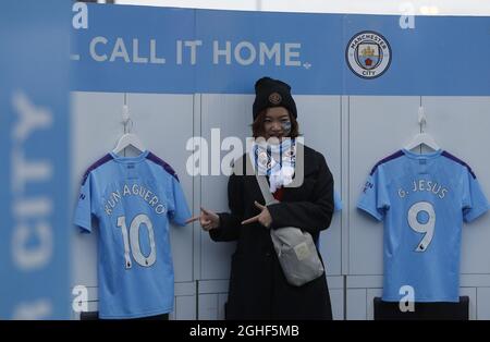 Un fan di Manchester City si pone con le magliette di squadra fuori terra prima della partita della Premier League contro Chelsea all'Etihad Stadium di Manchester. Data foto: 23 novembre 2019. Il credito dovrebbe essere: Darren Staples/Sportimage via PA Images Foto Stock