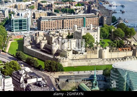 Londra, Inghilterra - Agosto 2021: Vista aerea della Torre di Londra Foto Stock