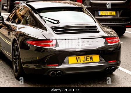 Londra, Inghilterra - Agosto 2021: Porsche Carrera 911 auto sportive che guidano lungo una strada nel centro di Londra Foto Stock