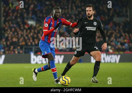 Crystal PalaceÕs Cheikhou Kouyate e BrightonÕs Davy Proepper sfidano la palla durante la partita della Premier League a Selhurst Park, Londra. Data foto: 16 dicembre 2019. Il credito dovrebbe essere: Paul Terry/Sportimage via PA Images Foto Stock