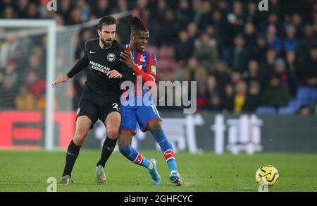 Crystal PalaceÕs Wilfried Zaha è sfidato da BrightonÕs Davy Proepper durante la partita della Premier League al Selhurst Park, Londra. Data foto: 16 dicembre 2019. Il credito dovrebbe essere: Paul Terry/Sportimage via PA Images Foto Stock