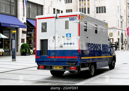 Londra, Inghilterra - Agosto 2021: Furgone di sicurezza gestito da Brinks parcheggiato in New Bond Street nel centro di Londra Foto Stock