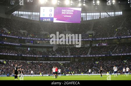 IL VAR esclude il primo gol di Tottenhams a causa della offside con il punteggio rimanente a 0-0 durante la partita della Premier League al Tottenham Hotspur Stadium di Londra. Data foto: 26 dicembre 2019. Il credito dovrebbe essere: Paul Terry/Sportimage via PA Images Foto Stock