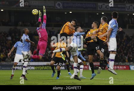 Diego Jota di Wolverhampton Wanderers testa la palla oltre il post come Claudio Bravo di Manchester City flounders durante la partita della Premier League a Molineux, Wolverhampton. Data foto: 27 dicembre 2019. Il credito dovrebbe essere: Darren Staples/Sportimage via PA Images Foto Stock