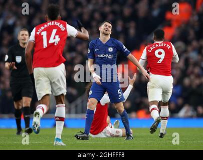 I giocatori dell'Arsenal fanno appello al Jorginho del Chelsea per essere mandato fuori durante la partita della Premier League all'Emirates Stadium, Londra. Data foto: 29 dicembre 2019. Il credito dovrebbe essere: David Klein/Sportimage via PA Images Foto Stock