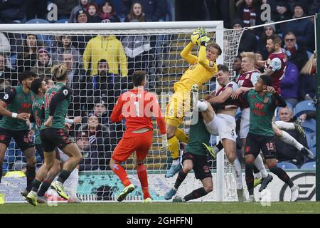 Orjan Nyland di Aston Villa cattura la palla mentre sotto pressione dal portiere di Burnley Nick Pope durante la partita della Premier League a Turf Moor, Burnley. Data foto: 1 gennaio 2020. Il credito d'immagine dovrebbe essere: James Wilson/Sportimage via PA Images Foto Stock