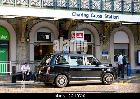 Londra, Inghilterra - Agosto 2021: Taxi in attesa fuori dall'entrata della stazione ferroviaria di Charing Cross Foto Stock