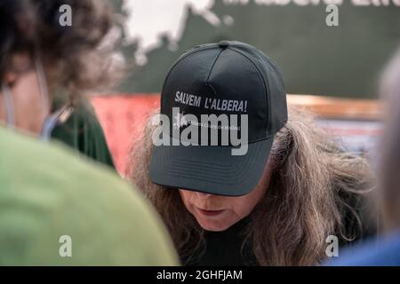 Capmany, Spagna. 05 settembre 2021. Uno dei partecipanti è visto indossare un cappuccio con il marchio dello slogan Salvem l, Albera (salviamo Albera).atto dimostrativo e unitario in Capmany (Girona) sotto lo slogan Renovables sí, però no així (Renewables si, Ma non in questo modo) organizzato da sindaci ed enti delle regioni Alt Ampurdán contro l'installazione di parchi eolici nella Sierra de l, Albera. Credit: SOPA Images Limited/Alamy Live News Foto Stock