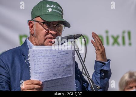 Capmany, Spagna. 05 settembre 2021. Joan Fuentes, sindaco di Capmany, è visto durante l'atto contro il futuro dispiegamento di parchi eolici in Albera.atto dimostrativo e unitario a Capmany (Girona) sotto lo slogan Renovables sí, però no així (rinnovabili sì, Ma non in questo modo) organizzato da sindaci ed enti delle regioni Alt Ampurdán contro l'installazione di parchi eolici nella Sierra de l, Albera. Credit: SOPA Images Limited/Alamy Live News Foto Stock