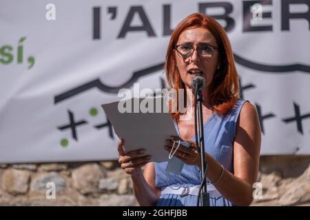 Capmany, Spagna. 05 settembre 2021. Sònia Martinez, presidente del Consiglio regionale di l, Alt Empordà, è visto durante l'atto contro il futuro dispiegamento di parchi eolici in Albera.atto dimostrativo e unitario a Capmany (Girona) sotto lo slogan Renovables sí, però no així (rinnovabili sì, Ma non in questo modo) organizzato da sindaci ed enti delle regioni Alt Ampurdán contro l'installazione di parchi eolici nella Sierra de l, Albera. Credit: SOPA Images Limited/Alamy Live News Foto Stock