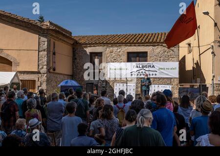 Capmany, Spagna. 05 settembre 2021. Xavier Albertí, presidente della Alt Empordà denominazione di origine (DO), è visto durante l'atto contro il futuro dispiegamento di parchi eolici in Albera.atto dimostrativo e unitario a Capmany (Girona) sotto lo slogan Renovables sí, però no així (rinnovabili sì, Ma non in questo modo) organizzato da sindaci ed enti delle regioni Alt Ampurdán contro l'installazione di parchi eolici nella Sierra de l, Albera. Credit: SOPA Images Limited/Alamy Live News Foto Stock