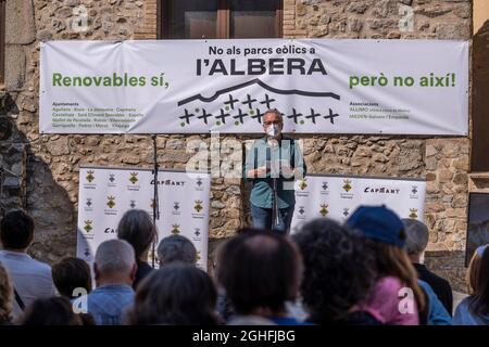 Capmany, Spagna. 05 settembre 2021. Xavier Albertí, presidente della Alt Empordà denominazione di origine (DO), è visto durante l'atto contro il futuro dispiegamento di parchi eolici in Albera.atto dimostrativo e unitario a Capmany (Girona) sotto lo slogan Renovables sí, però no així (rinnovabili sì, Ma non in questo modo) organizzato da sindaci ed enti delle regioni Alt Ampurdán contro l'installazione di parchi eolici nella Sierra de l, Albera. Credit: SOPA Images Limited/Alamy Live News Foto Stock