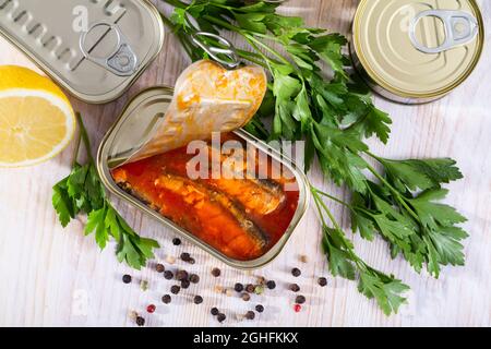 Immagine di sardine sottaceto in salsa di pomodoro in lattina aperta, nessuno Foto Stock