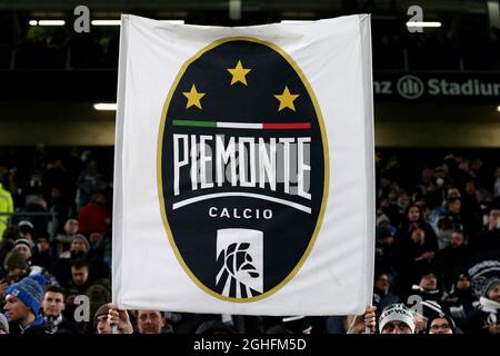 Tabellone con bandiera Juventus Football Club e batteria solare su sfondo  blu cielo Foto stock - Alamy