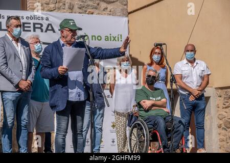 Capmany, Spagna. 05 settembre 2021. Joan Fuentes, sindaco di Capmany, è visto durante il suo discorso all'evento contro il futuro dispiegamento di parchi eolici in Albera.atto dimostrativo e unitario a Capmany (Girona) sotto lo slogan Renovables sí, però no així (rinnovabili sì, Ma non in questo modo) organizzato da sindaci ed enti delle regioni Alt Ampurdán contro l'installazione di parchi eolici nella Sierra de l, Albera. (Foto di Paco Freire/SOPA Images/Sipa USA) Credit: Sipa USA/Alamy Live News Foto Stock