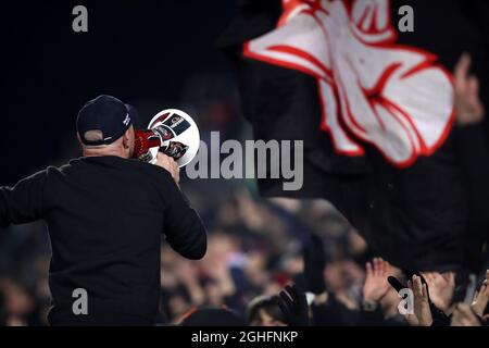 UN AC Milan Ultra incoraggia i tifosi a firmare con un megafono