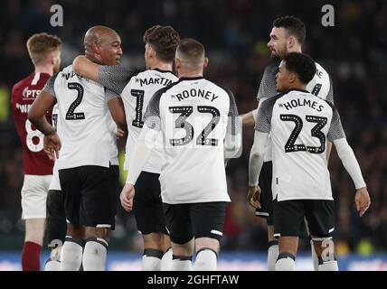 Andre Wisdom of Derby County (l) celebra il primo gol durante la partita di fa Cup al Pride Park Stadium di Derby. Data foto: 4 febbraio 2020. Il credito dovrebbe essere: Darren Staples/Sportimage via PA Images Foto Stock